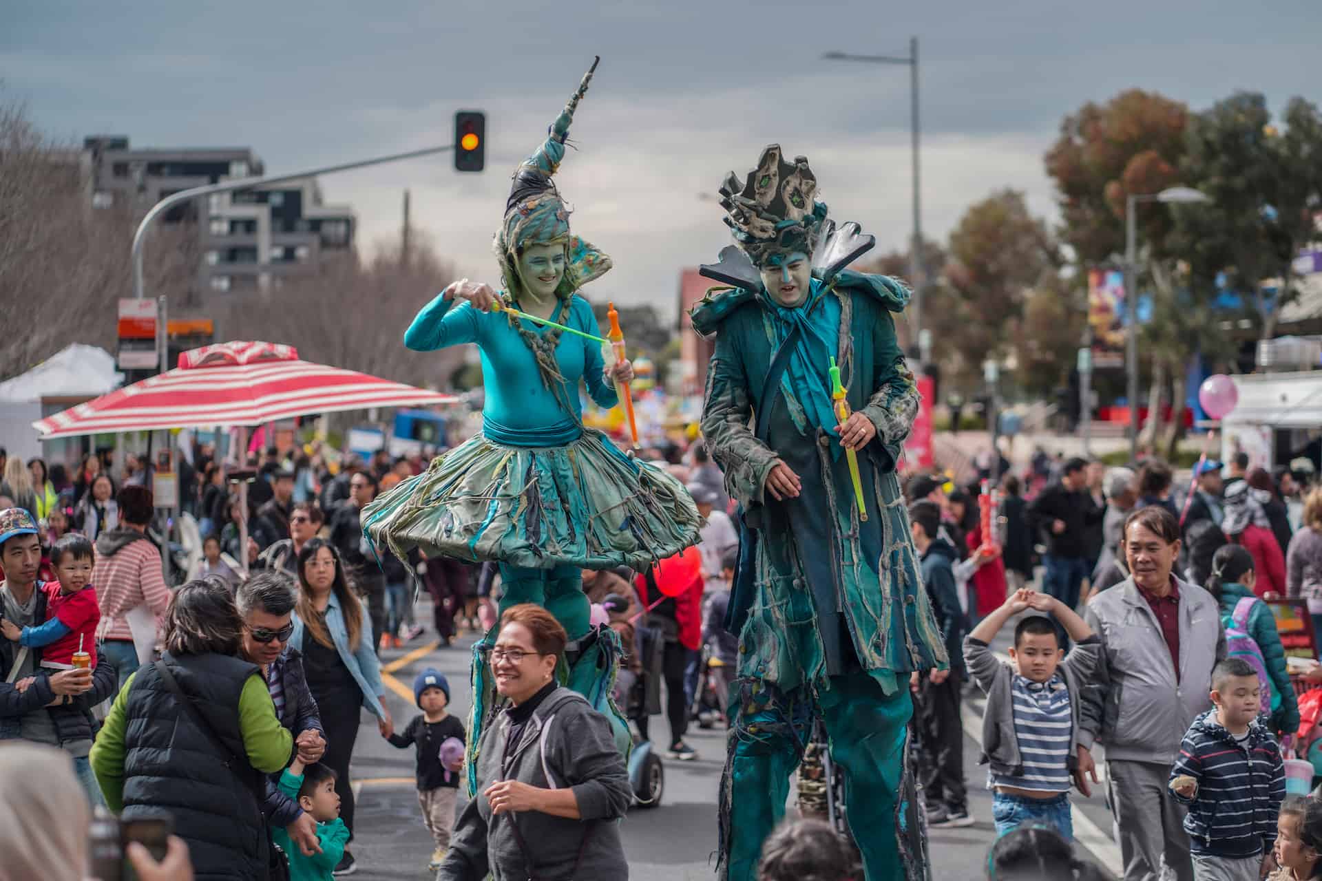 Crowd&Stiltwalkers